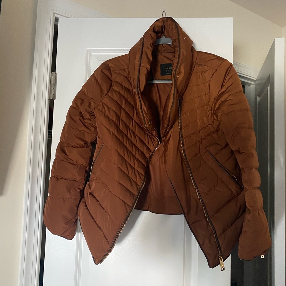 Short puffer jacket from Zara size LARGE ( FUR MISSING )